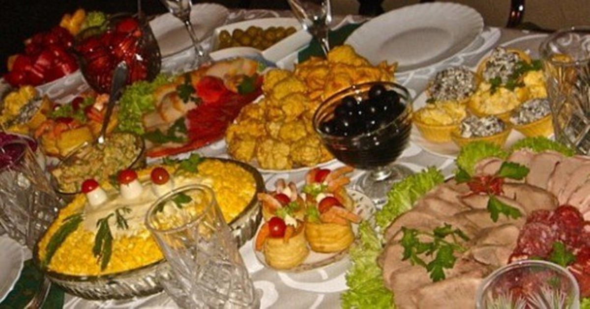 Новогоднее меню: сколько еды готовить на праздничный стол