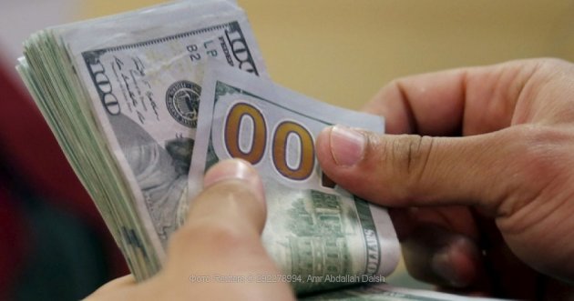 В Украине стремительно взлетел курс доллара и евро