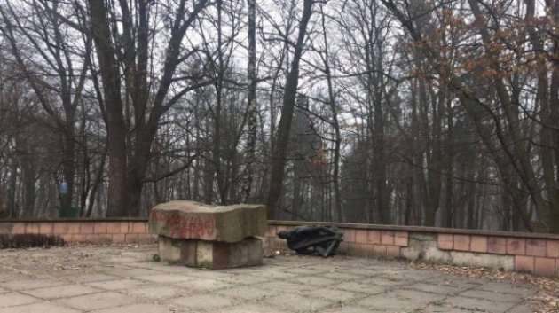 Во Львове разрушили памятник Великановичу