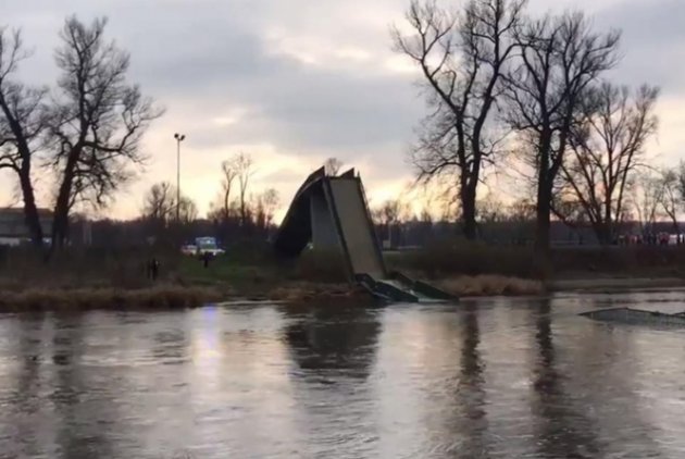 В Праге обвалился мост через реку Влтаву