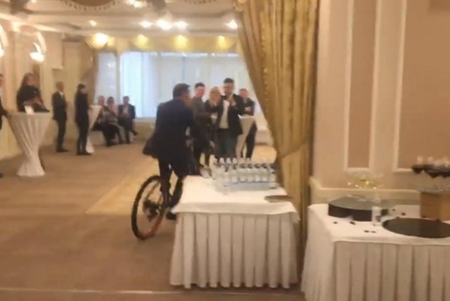 Ляшко на День рождения подарили велосипед