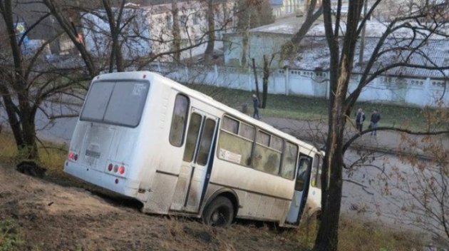 В Киеве автобус из-за скользкой дороги улетел в глубокий кювет