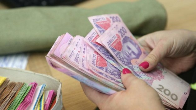 Порошенко призвал повысить минимальную зарплату украинцам