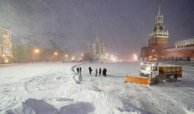 Москву засыпает снегом: город «умер»