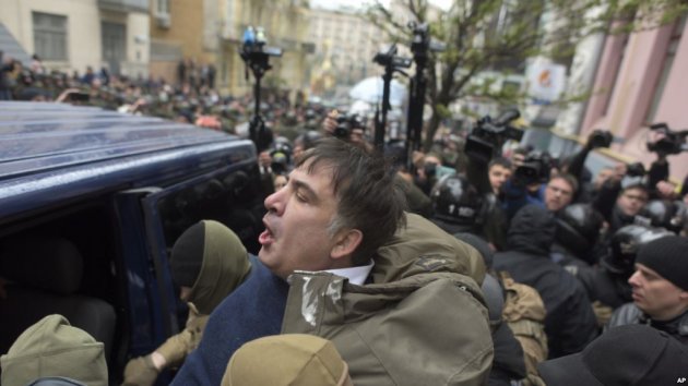 Саакашвили объявили в розыск по трем статьям