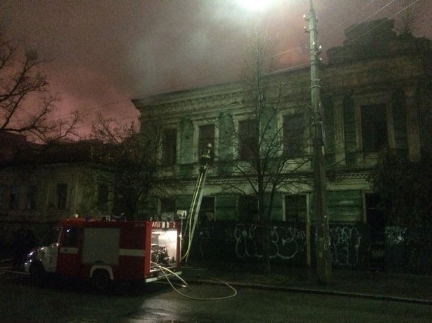 В Киеве сожгли историческое здание ради скандальной стройки