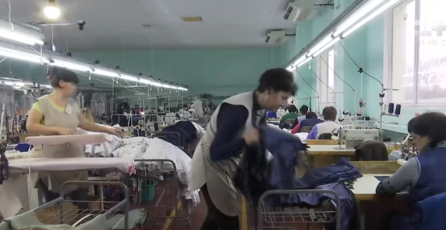 "Фабрики получают мизер": как мировые бренды шьют одежду в Украине