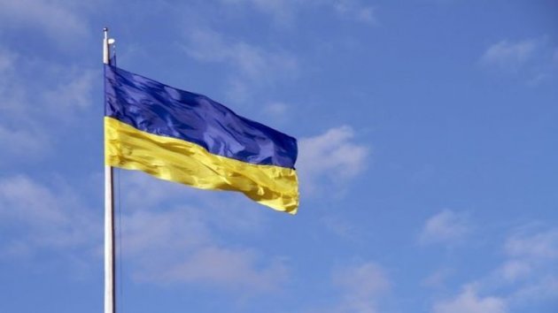 "Они б лучше тротуары заасфальтировали". Соцсети спорят, зачем Киеву флаг за 50 миллионов