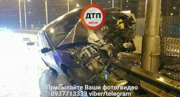 В Киеве водитель снес 30 метров отбойника и бросил раненую пассажирку