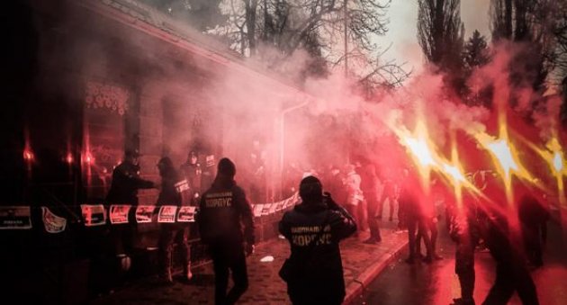 Побои и слезоточивый газ: «Нацкорпус» атаковал полицию