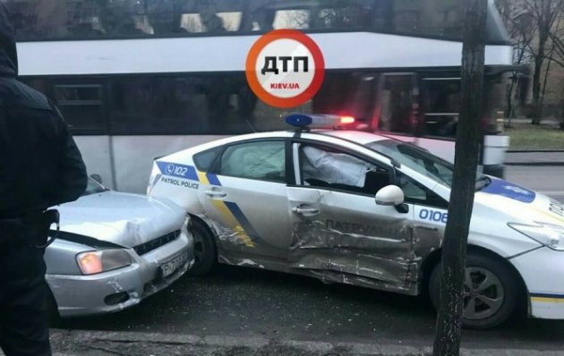 В Киеве водитель Uber под кайфом влетел в полицейских