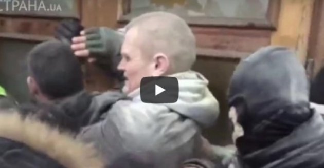 Появилось видео, как сторонники Михо штурмуют Октябрьский дворец под струями слезоточивого газа