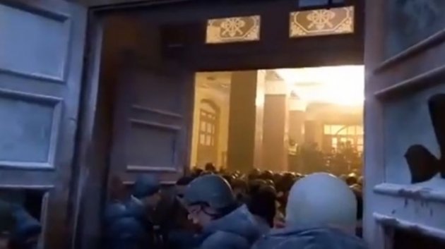 Десятки полицейских отравились неизвестным газом, защищая Октябрьский дворец