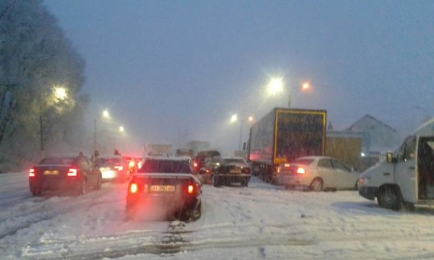 Сильный снегопад: в Киеве ограничили движение транспорта