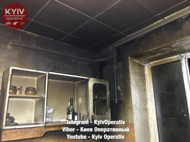 Разжег костер посреди квартиры: в Киеве мужчина подпалил жилье и уснул