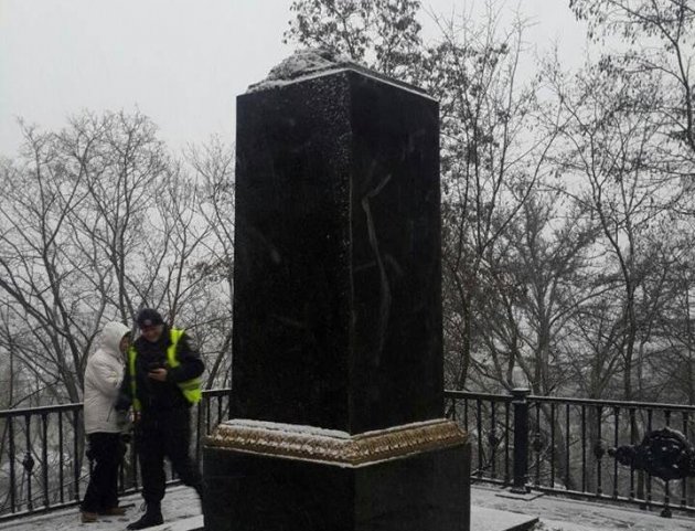 Украли «голову»: могилу украинского писателя цинично ограбили