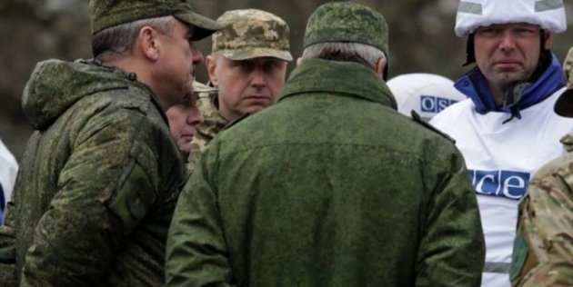 Россия официально объявила о выводе своих офицеров с Донбасса