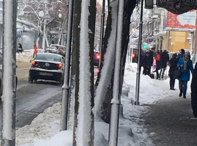 Назад в СССР: в Киеве школьников заставили убирать снег во время уроков