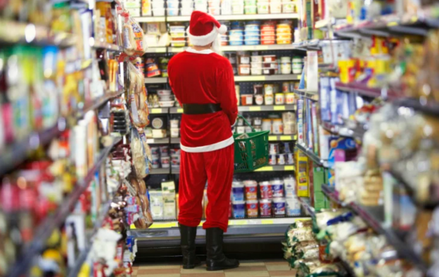 Тухлая колбаса и фальшивый коньяк: как супермаркеты травят перед Новым годом