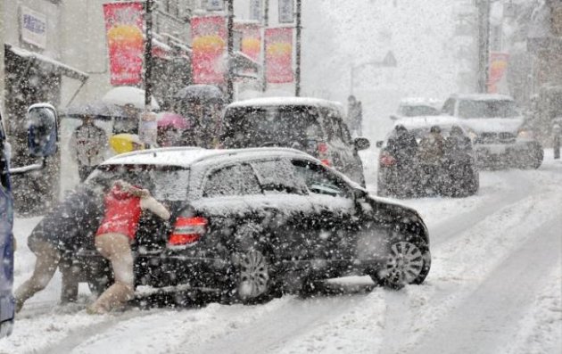 Украинцы штурмуют страховщиков после снегопадов: число обращений удвоилось