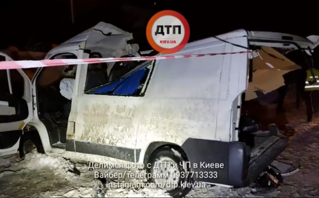 Жуткое ДТП под Киевом: микроавтобус разорвало от удара с фурой