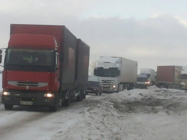 Ситуация на дорогах Украины: сотни ДТП и застрявших фур