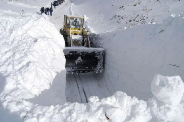 Киев утопает в снегу, коммунальщики пошли на скандальный шаг