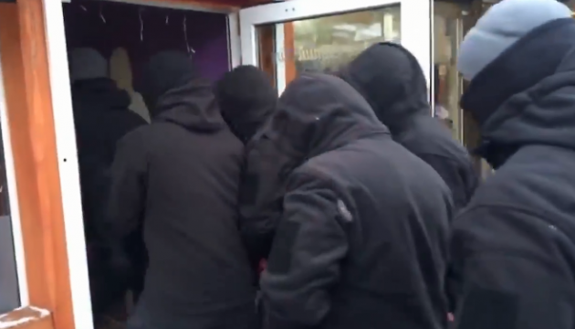 В Киеве неизвестные в балаклавах разгромили еще одно кафе