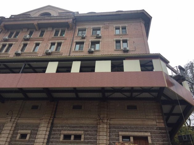 Пошли трещины: в Киеве из-за огромного балкона рушится дом
