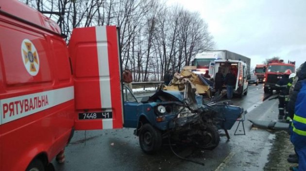 Страшна авария под Львовом: маршрутка "уничтожила" авто (фото)