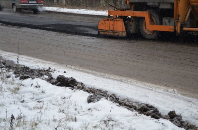 "Нанотехнологии": в Черкассах рабочие топили снег для укладки тротуара