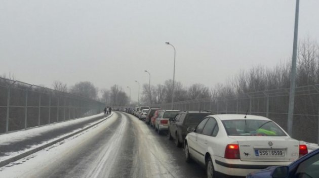 На украинской границе "застряли" сотни автомобилей