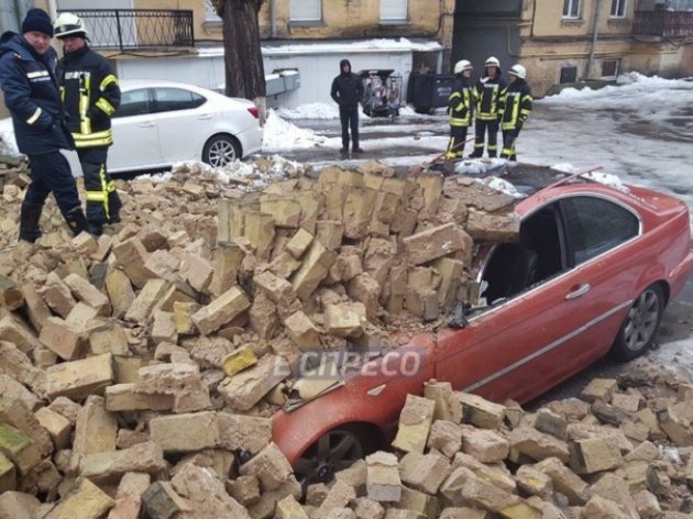 В центре Киева обвалилась стена между домами – раздавило два авто