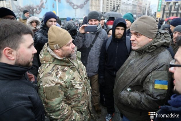 Между "Азовом" и советником Порошенко произошла стычка на Майдане
