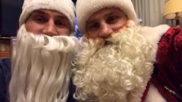Братья Кличко в костюмах Дедов Морозов поздравили болельщиков с Рождество