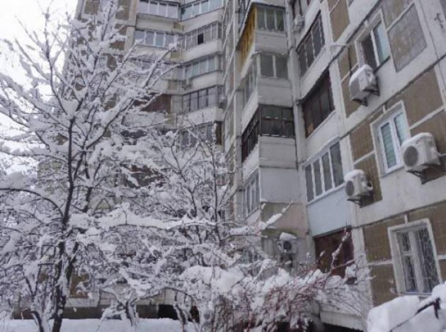 Киевлянин выпрыгнул с 7 этажа в сугроб, убегая от соседа с ножом