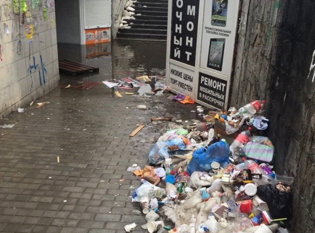 Киевляне возмущены горами мусора в переходах