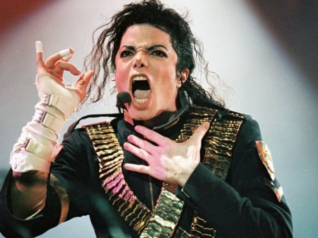 Фаны Майкла Джексона обнаружили живого певца на семейном видео