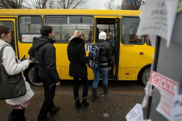 В Киеве заблокировали маршрутчиков: будут наказывать
