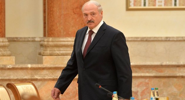 "Пора бы умирать": Лукашенко высмеяли в сети из-за зарплаты в $500