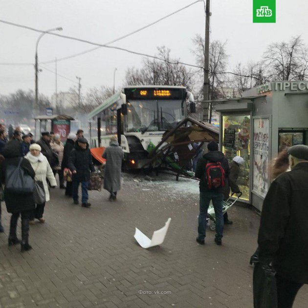 В Москве автобус влетел в остановку