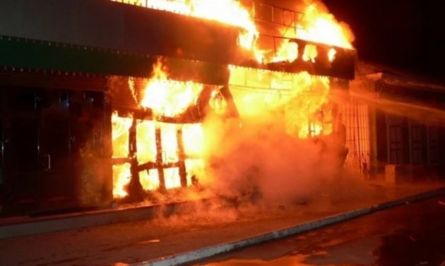 В Киеве пылают магазины, появились фото