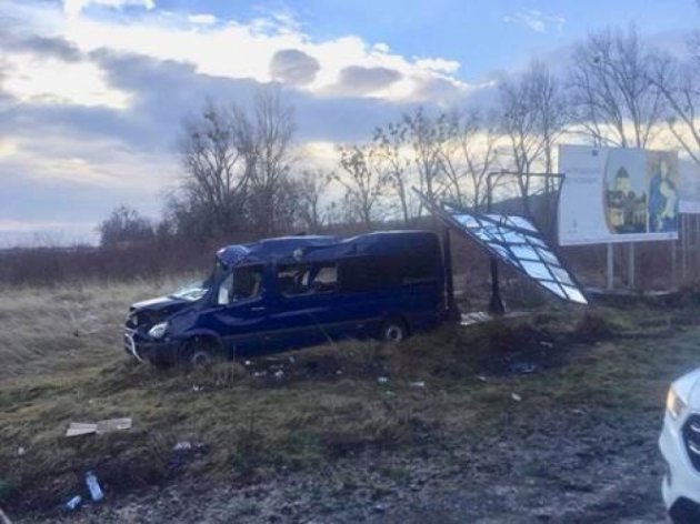 Во Львовской области перевернулся микроавтобус: восемь пострадавших