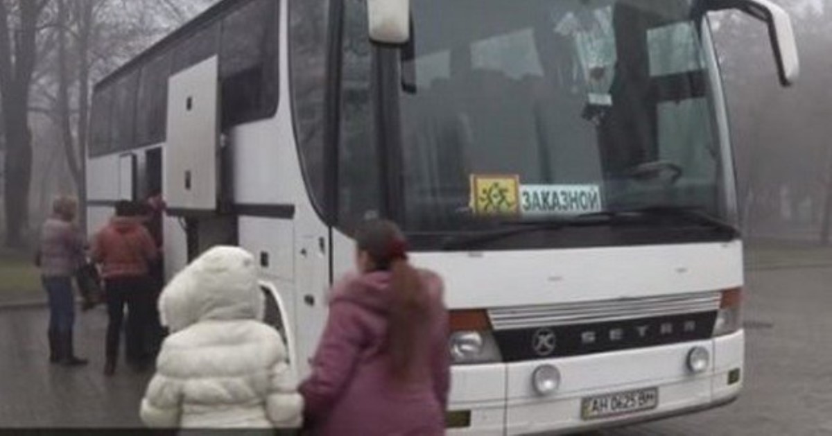 Дети «элиты ДНР» на «бандеровском» автобусе отправились покорять Москву