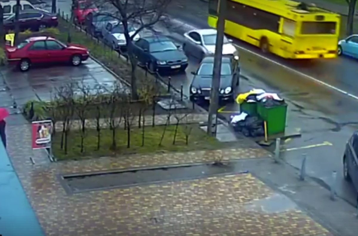 В Киеве водитель протаранил припаркованное авто и уехал