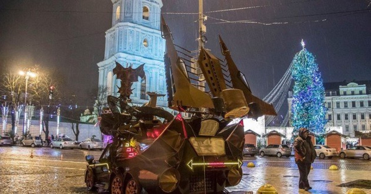 В центре Киева появился шестиколесный автомонстр