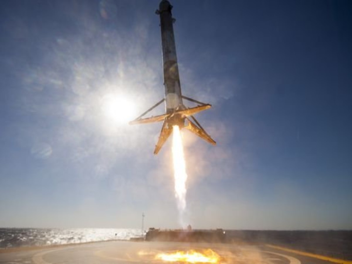 SpaceX отправила в космос загадочный спутник