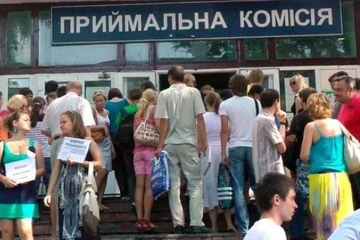 Число вузов в Украине резко сократилось и продолжает снижаться