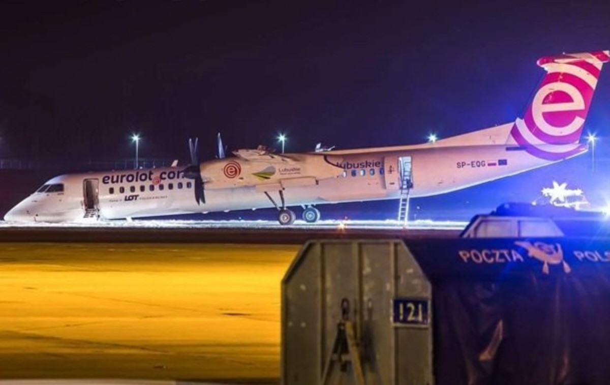 В Варшаве пассажирский самолет приземлился без переднего шасси