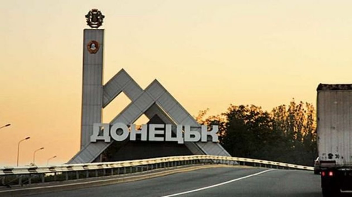 Жизнь в Донецке: местные жители меняют книги и диски на еду